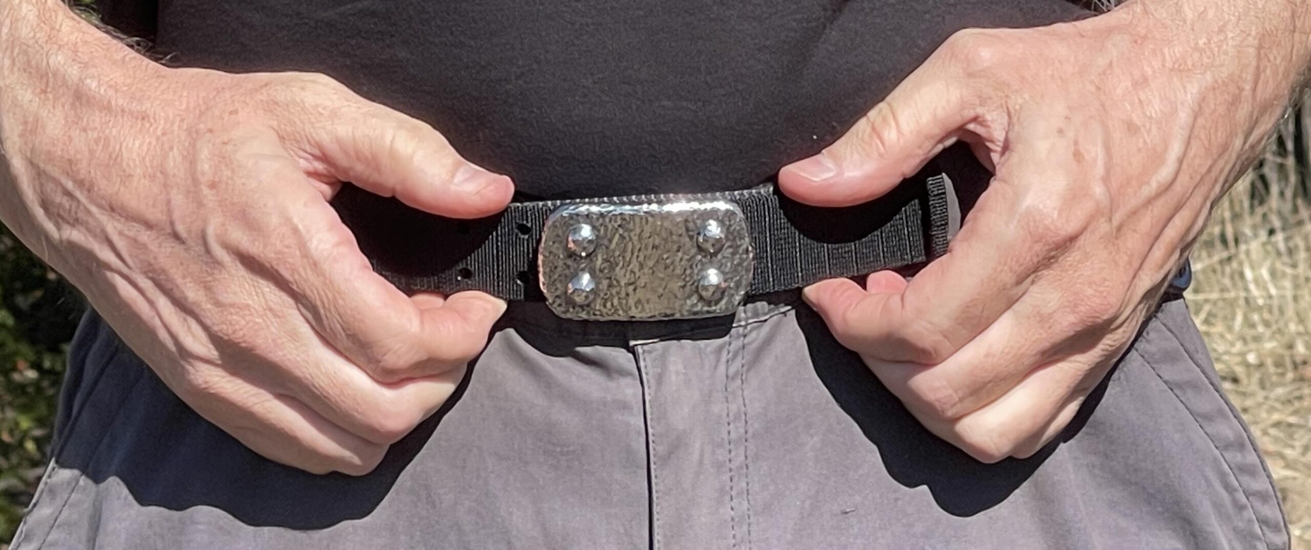 Super-compact standard size buckle with hammered finish on belt